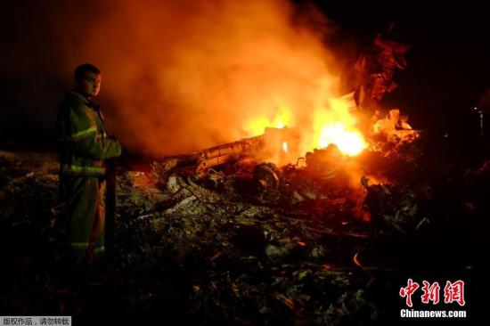 圖為馬航波音777客機在頓涅茨克地區(qū)墜毀的現(xiàn)場。