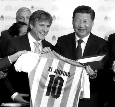 　獲贈(zèng)10號(hào)球衣。