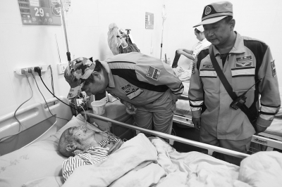 緊張的救援間隙，中國(guó)緊急救援河南基地的隊(duì)員還探望了被救的84歲老人。