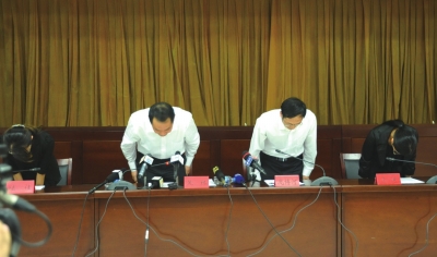 昆明通報明通小學(xué)踩踏事故原因，官員鞠躬致歉。圖/東方IC