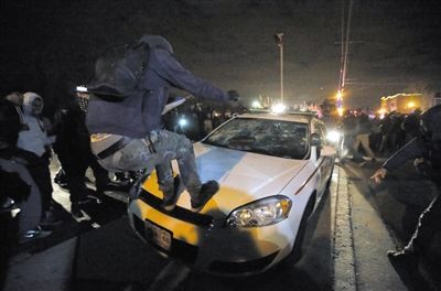 11月24日，圣路易斯市，示威者得知涉案警察被免予起訴消息后表達(dá)不滿?！? width=