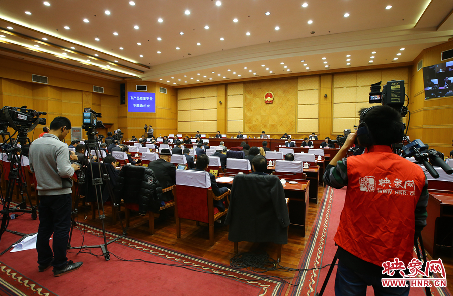 映象網對專題詢問會進行全程直播。