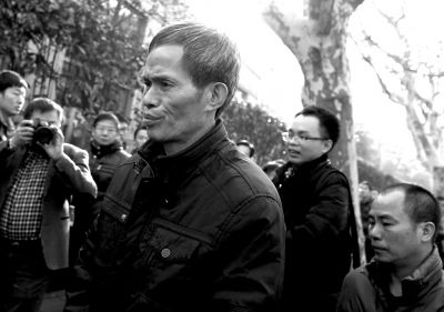 被告人林森浩的父親林尊耀準(zhǔn)備進(jìn)入法院。