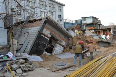 坍塌事故發(fā)生后，房屋傾倒在地面上。記者 徐曉帆/攝