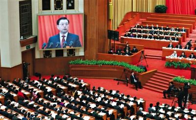 十二屆全國(guó)人大三次會(huì)議舉行第二次全體會(huì)議，全國(guó)人大常委會(huì)委員長(zhǎng)張德江作全國(guó)人大常委會(huì)工作報(bào)告。