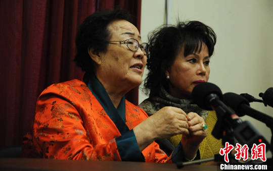 圖為慰安婦受害者李容洙（Lee Yong Soo。圖左）發(fā)表講話，要求安倍正式道歉。