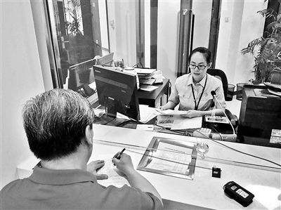 昨天，第一位行政案件立案者冀先生在立案大廳窗口前立案