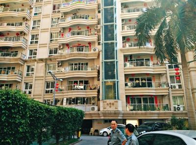 泉州鬧市區(qū)刺桐路上一小區(qū)。5月5日凌晨，泉州安監(jiān)局調(diào)研員謝清平在7號(hào)樓自殺。