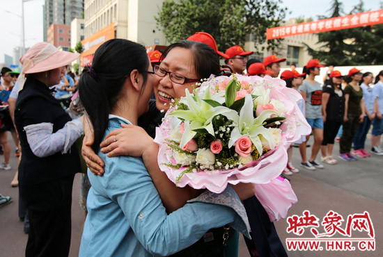 考試結(jié)束，考生與家長深情的擁抱