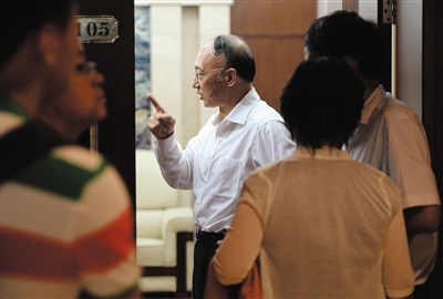 劉鵬局長走出會(huì)場(chǎng)。昨日的足球改革發(fā)展工作會(huì)議上，國家體育總局為中國足球“開了一扇門”。新京報(bào)記者 吳江 攝