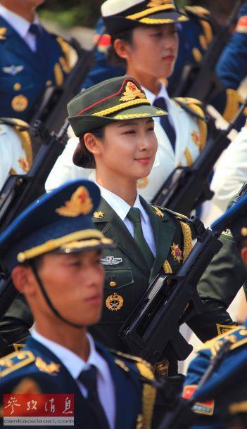 曾為一名模特的三軍儀仗隊隊員門佳慧在進行訓練 曾為一名模特的三軍儀仗隊隊員門佳慧在進行訓練