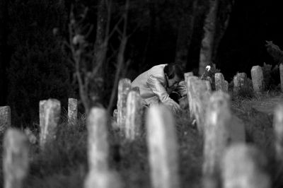 11月5日，祭奠者在騰沖遠(yuǎn)征軍國(guó)殤墓園獻(xiàn)花。京華時(shí)報(bào)記者 潘之望 攝