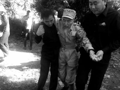 89歲老兵繆焜得知不能接到遺骸后嚎啕大哭。組織方供圖