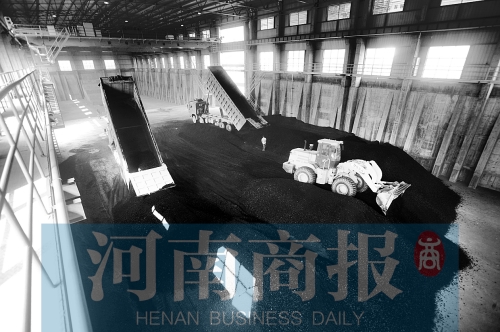 大量煤炭運(yùn)往南區(qū)供熱站，為今冬供暖做準(zhǔn)備 河南商報(bào)記者 鄧萬里/攝
