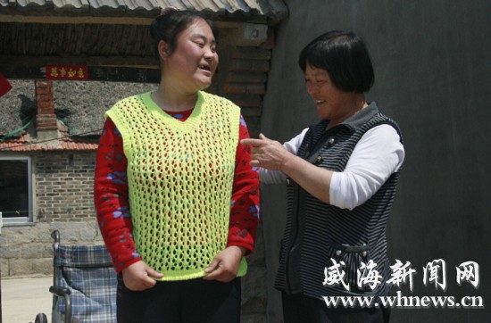 王炳鳳正在陪女兒鍛煉。記者 李偉 攝