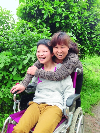 黃揚(yáng)和母親許秀梅在陽光下好開心。（黃珊攝）