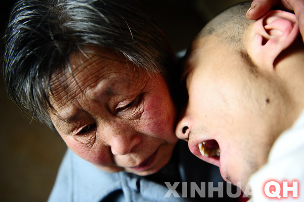 3月29日，母親邵秀景（左）同楊林在一起。