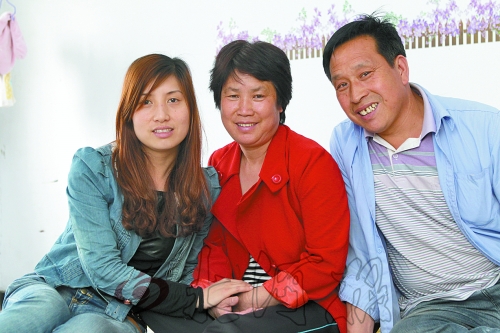 牛松玲（圖中）、郭新成夫妻和女兒
