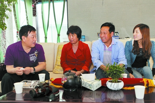 網(wǎng)友“奇石頑童”與牛松玲、郭新成夫婦