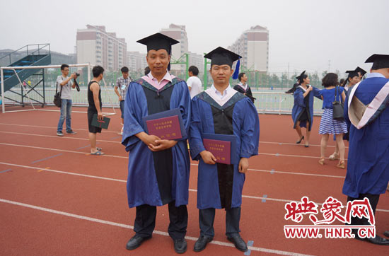 圖為劉鵬林(左一)與同學(xué)合影 圖為劉鵬林(左一)與同學(xué)合影