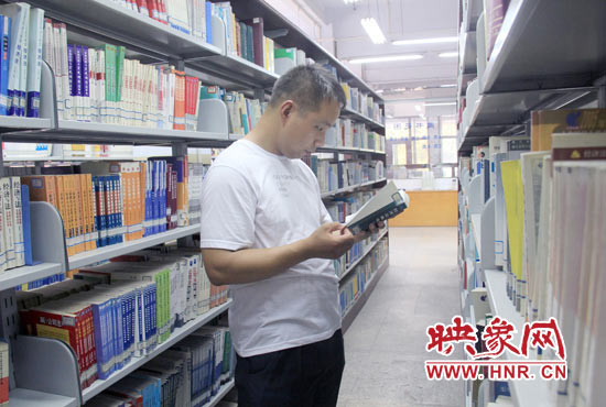 劉鵬林在圖書館借閱圖書 劉鵬林在圖書館借閱圖書
