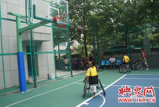 認(rèn)真訓(xùn)練中的秦旭磊 認(rèn)真訓(xùn)練中的秦旭磊