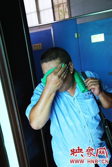 修好設(shè)施，從廁所內(nèi)出來時江學(xué)銅已滿頭大汗