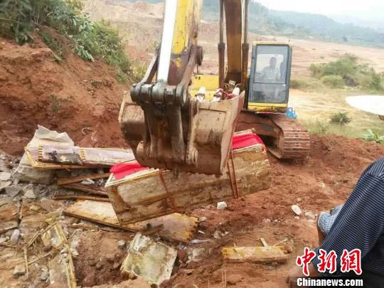 圖為“官墓”被移走。　嚴初 攝