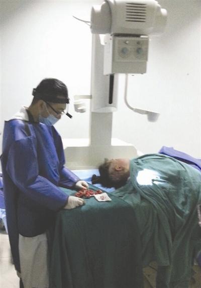 醫(yī)生在X射線下做手術