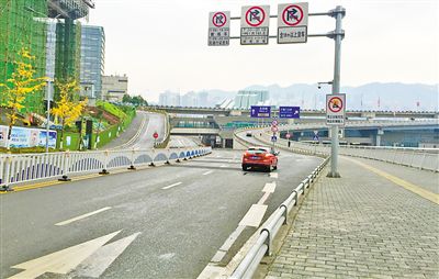 12月18日，本報記者駕車經(jīng)過江北嘴千廝門大橋匝道附近道路和財信廣場旁支路體驗時，收音機里能聽到神秘的路況提示音。本報記者