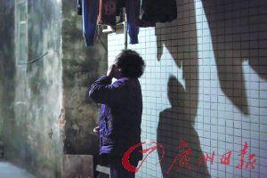 女姐在講述自己老伴幾年前在保姆的“照料”下去世的經(jīng)歷，神色悲傷。廣州日?qǐng)?bào)記者陳憂子