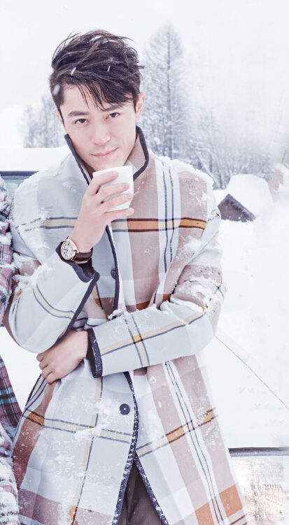 胡歌和霍建華為雜志拍攝了一組封面照，二人穿著同款風(fēng)衣，在白雪中端著咖啡，恩愛“虐狗”