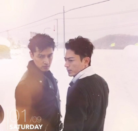 胡歌和霍建華為雜志拍攝了一組封面照，二人穿著同款風(fēng)衣，在白雪中端著咖啡，恩愛“虐狗”