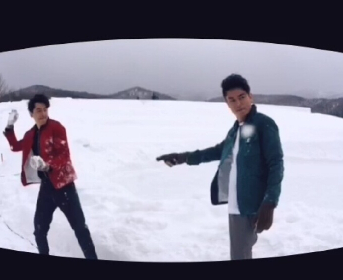 胡歌和霍建華為雜志拍攝了一組封面照，二人穿著同款風(fēng)衣，在白雪中端著咖啡，恩愛“虐狗”