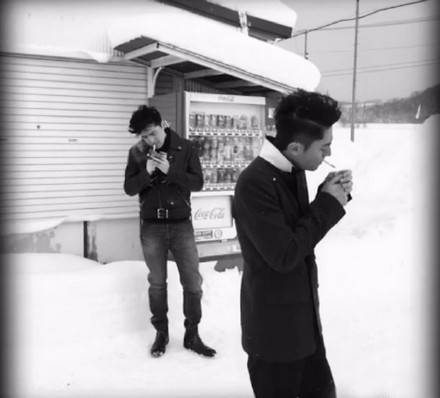 胡歌和霍建華為雜志拍攝了一組封面照，二人穿著同款風(fēng)衣，在白雪中端著咖啡，恩愛“虐狗”