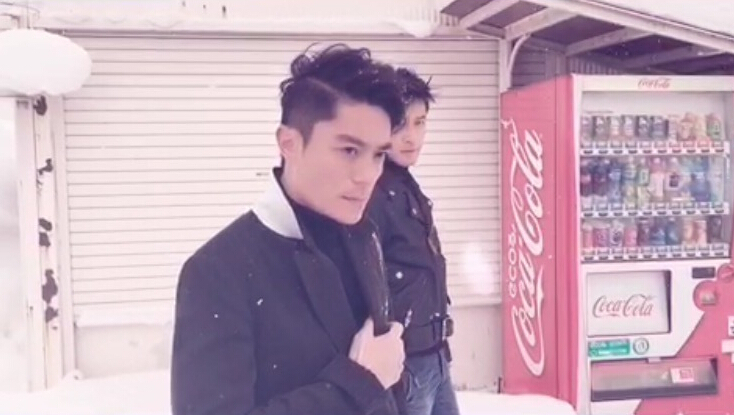 胡歌和霍建華為雜志拍攝了一組封面照，二人穿著同款風(fēng)衣，在白雪中端著咖啡，恩愛“虐狗”