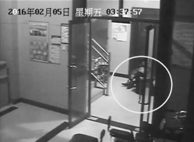 小區(qū)監(jiān)控視頻截圖，兩人一坐一跪竟聊了十多分鐘。