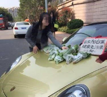 開保時捷賣菜走紅 網(wǎng)友:炒作無底線 自稱陽臺菜健康無污染,只賣“懂貨”的人