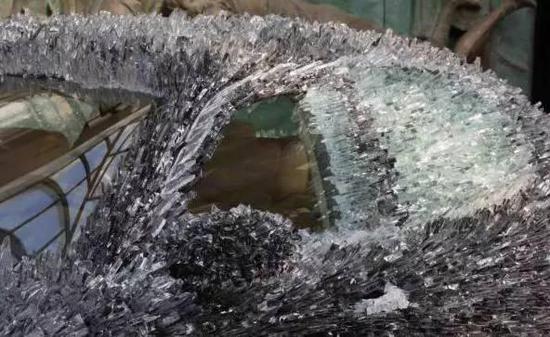 驚！車(chē)主用玻璃渣改裝瑪莎拉蒂