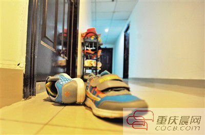 出事小孩的鞋子凌亂地?cái)[放在自家門(mén)前。