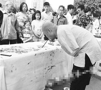 黃國富在作畫。資料照片