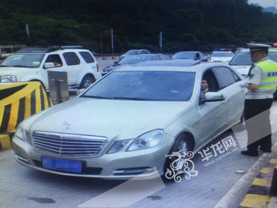 超速駕駛員被攔下。市交通執(zhí)法高速一支隊(duì)六大隊(duì)供圖