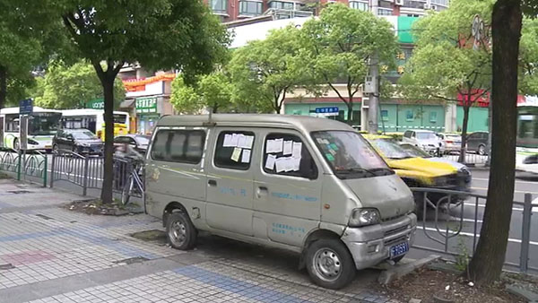 被棄置在人行道上的面包車。