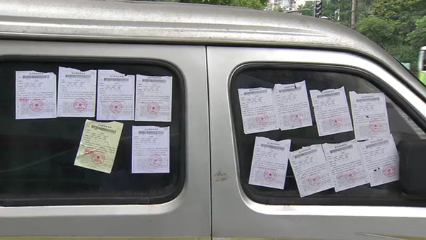 面包車上滿滿貼了14張罰單。