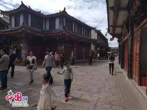 麗江古城大部分商戶(hù)關(guān)門(mén)抗議圍城強(qiáng)收“古維費(fèi)”