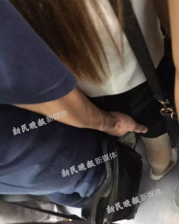 網(wǎng)曝地鐵四號(hào)線再現(xiàn)色狼 拍照者:盼當(dāng)事人不再沉默 網(wǎng)曝地鐵四號(hào)線再現(xiàn)色狼 拍照者:盼當(dāng)事人不再沉默