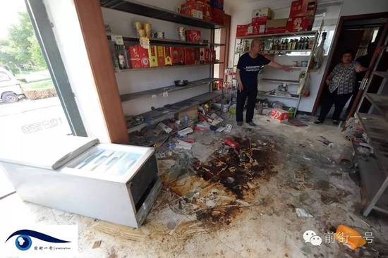 家里小賣部現(xiàn)在已經(jīng)一片混亂。