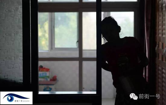 小金扶腰站在家中。