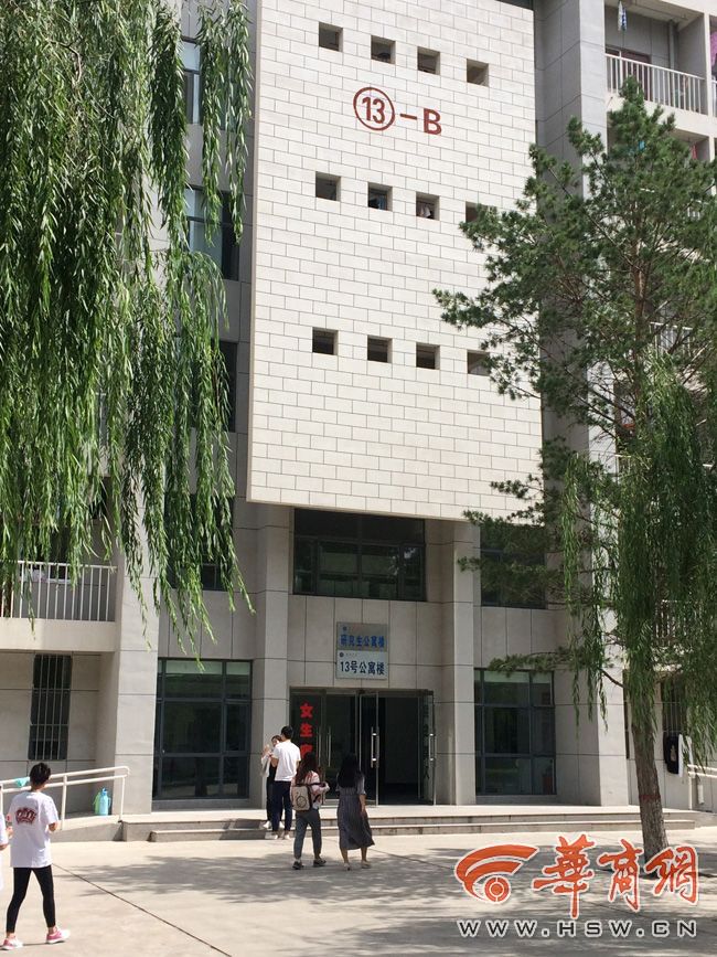 8月30日，榆林學(xué)院有學(xué)生發(fā)微博對(duì)女生宿舍樓住進(jìn)男生提出質(zhì)疑。9月3日，學(xué)校宣傳部門(mén)回應(yīng)，女生宿舍樓里確實(shí)住著3名男研究生，但該樓的格局是套間，跟單元房一樣是獨(dú)立的，大學(xué)應(yīng)有包容的精神。