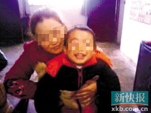 程女士生前和小孩開心玩耍。家屬供圖